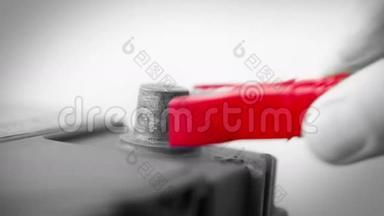 跳线电缆夹连<strong>接到</strong>死（或充电）电池；只有红色夹子是彩色的。